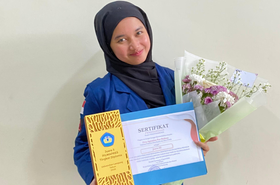 Inovasi "ECOSCORE" Antarkan Fira Agustina Raih Juara 3 Pilmapres Unila 2026 foto berita web d3 (2)
